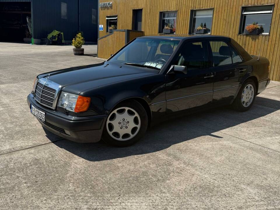 Image 18/23 of Mercedes-Benz 500 E (1992)