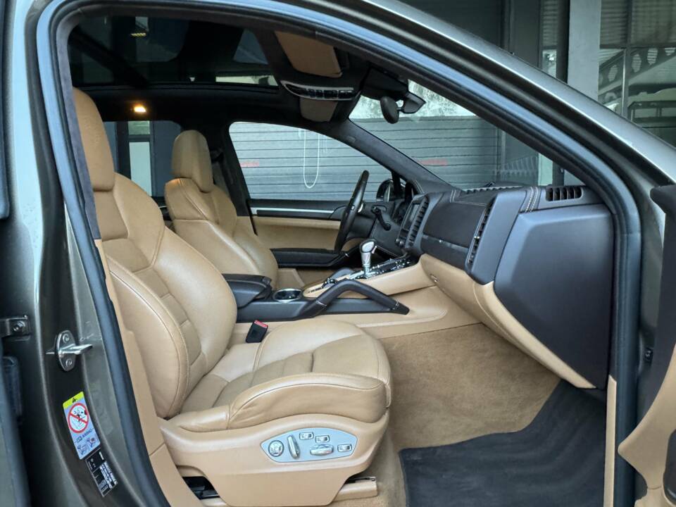 Bild 13/24 von Porsche Cayenne Turbo S (2014)