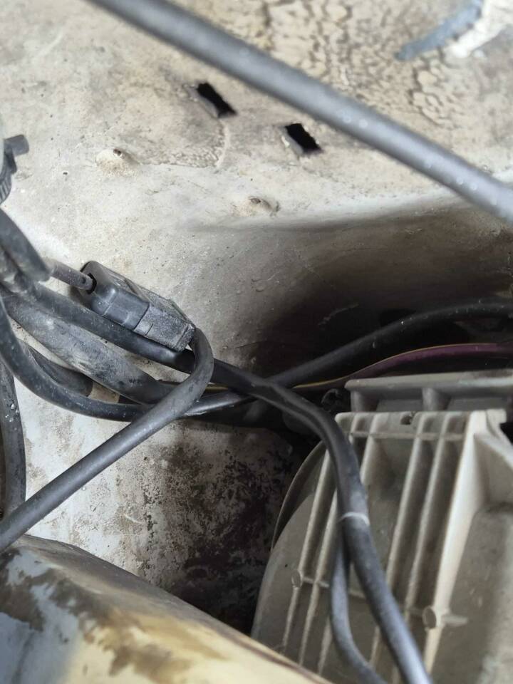 Motorraum vorn links ist rostfrei