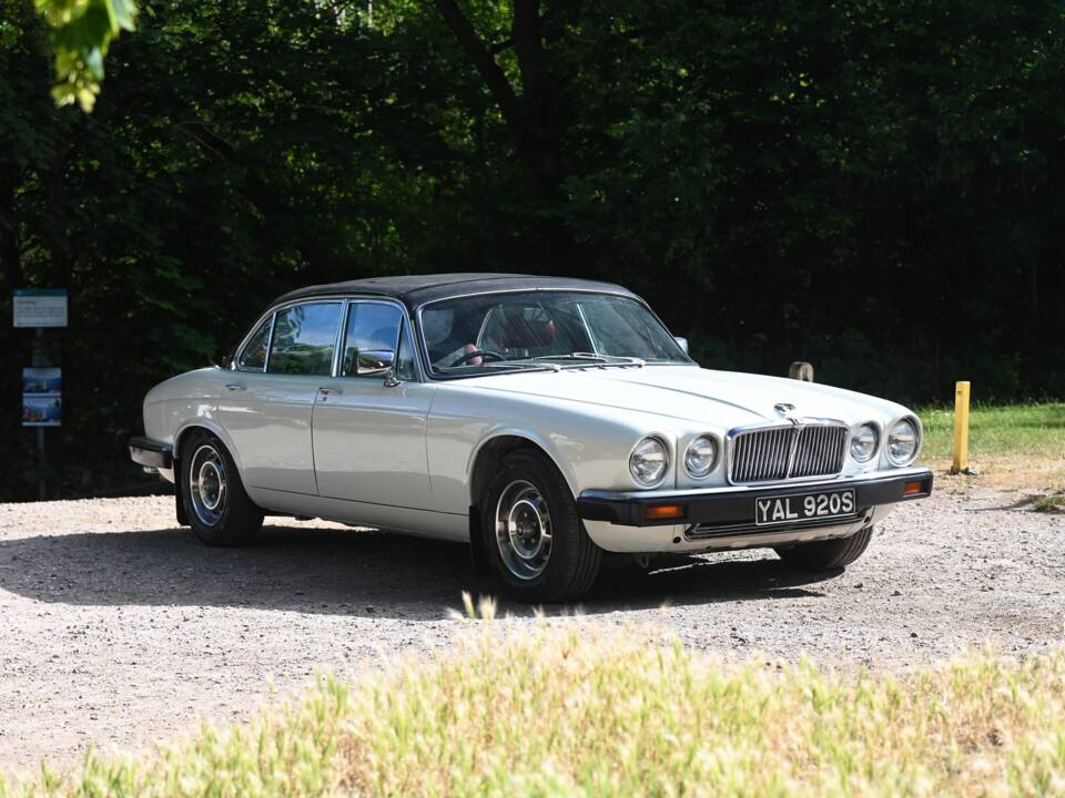 Image 11/20 de Jaguar XJ 6 L 4.2 (1978)