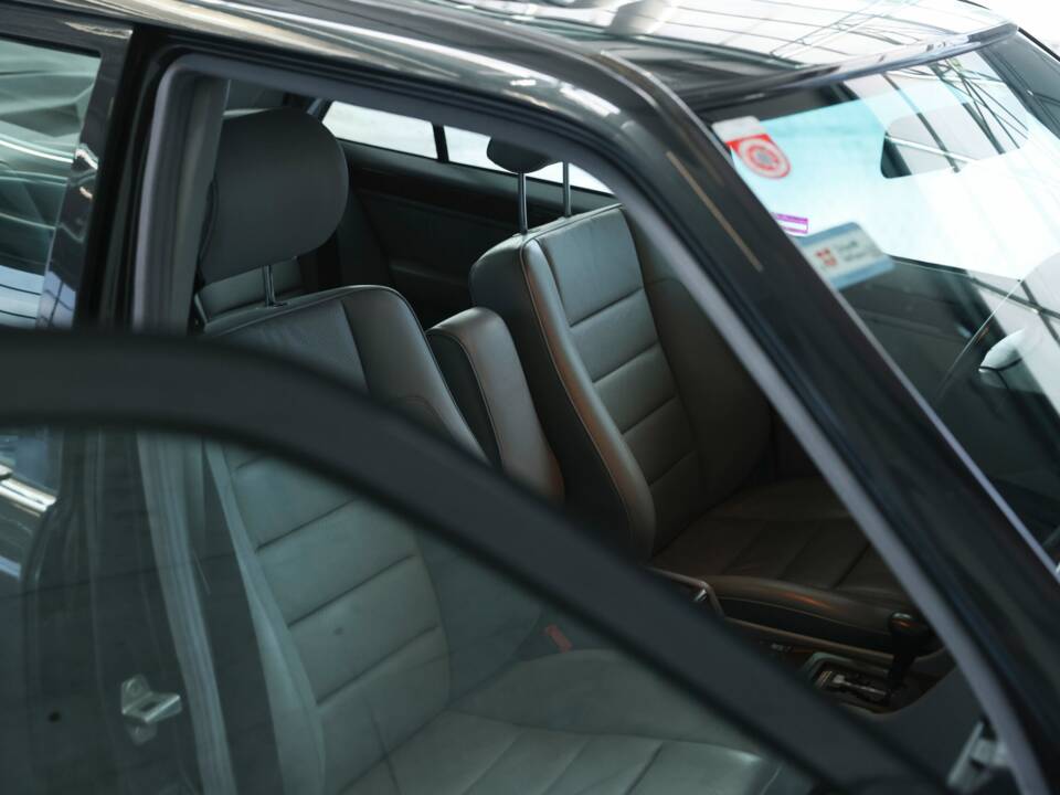 Bild 26/50 von Mercedes-Benz 500 E (1993)
