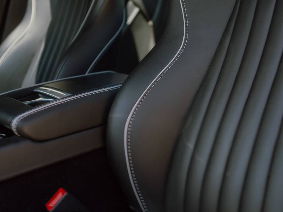 Image 60/96 of Aston Martin DB 9 GT "Bond Edition" (2015)