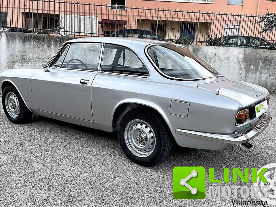 Image 8/10 of Alfa Romeo Giulia GT 1300 Junior (1971)