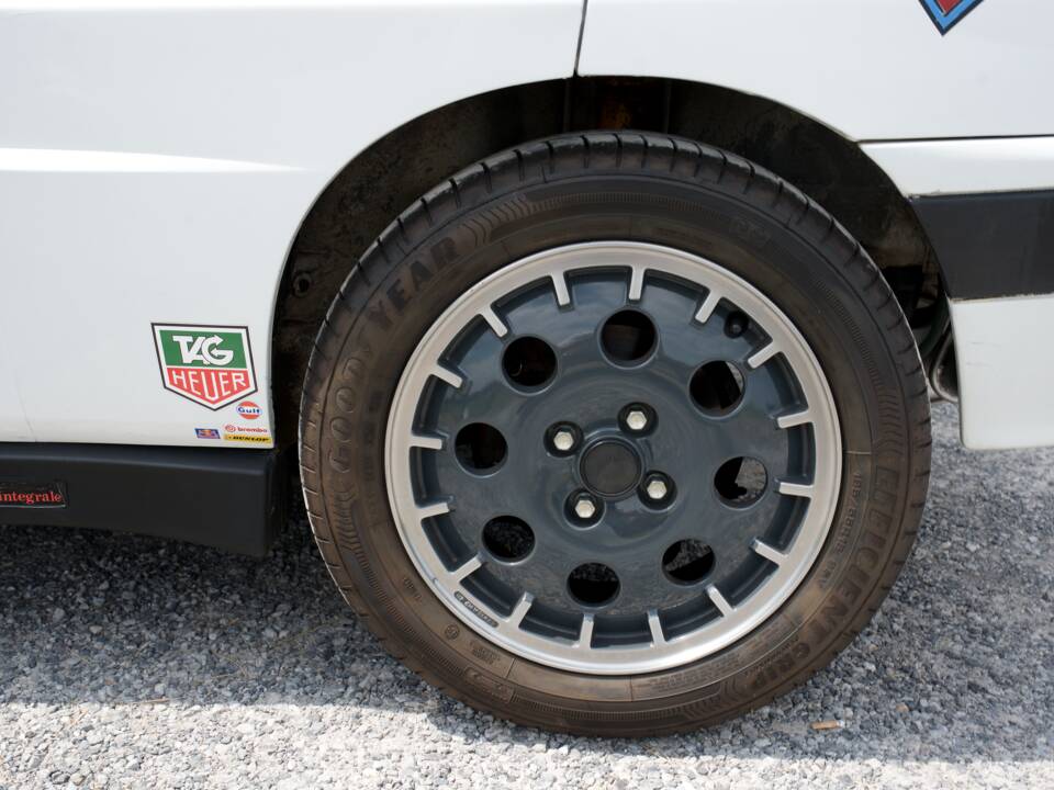 Image 19/47 of Lancia Delta HF Integrale (1988)