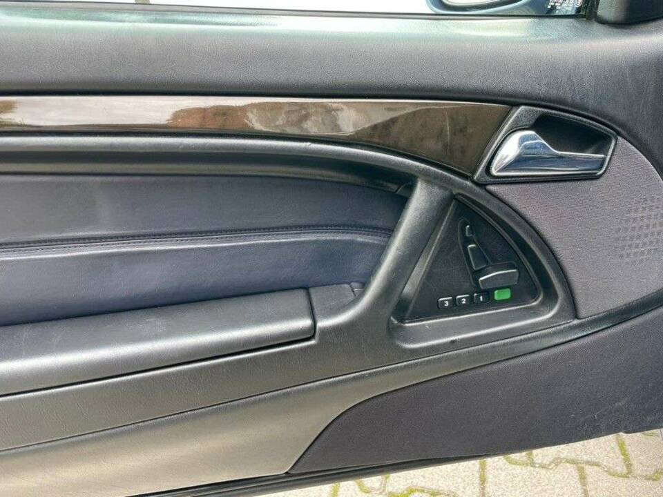 Immagine 13/20 di Mercedes-Benz SL 500 (2000)
