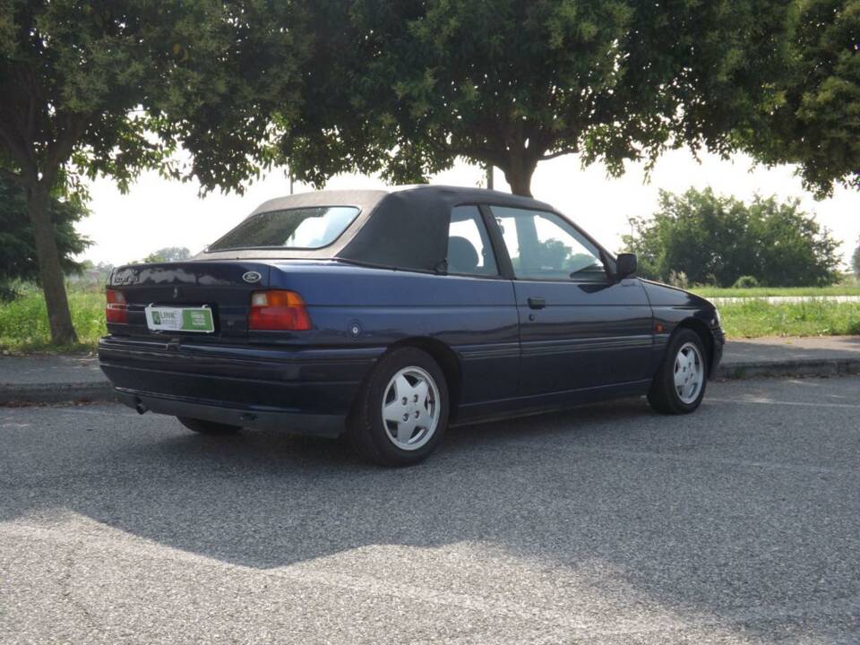 Bild 4/50 von Ford Escort 1.8 16v (1992)