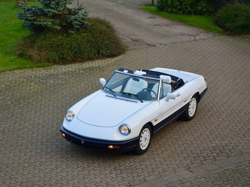 Immagine 18/18 di Alfa Romeo 2.0 Spider (1991)