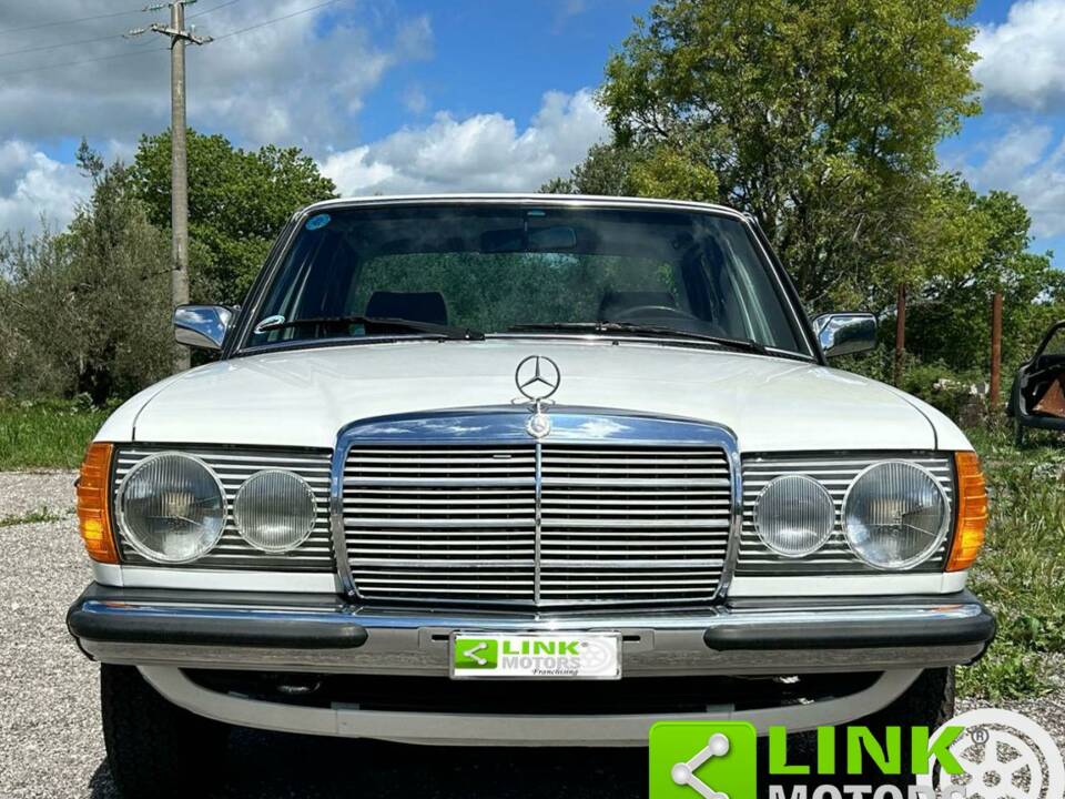 Imagen 3/10 de Mercedes-Benz 200 (1981)