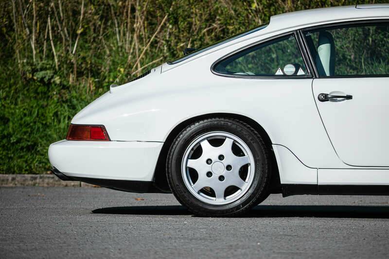 Image 15/38 of Porsche 911 Carrera 4 (1990)