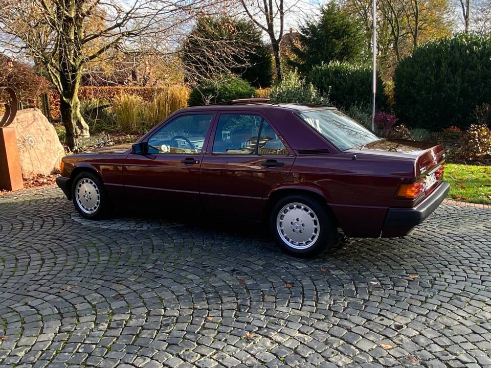 Image 10/27 of Mercedes-Benz 190 E 1.8 Avantgarde &quot;Rosso&quot; (1993)