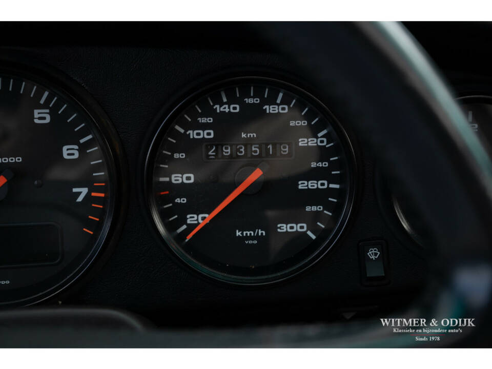 Image 24/28 de Porsche 911 Carrera 4 (1990)