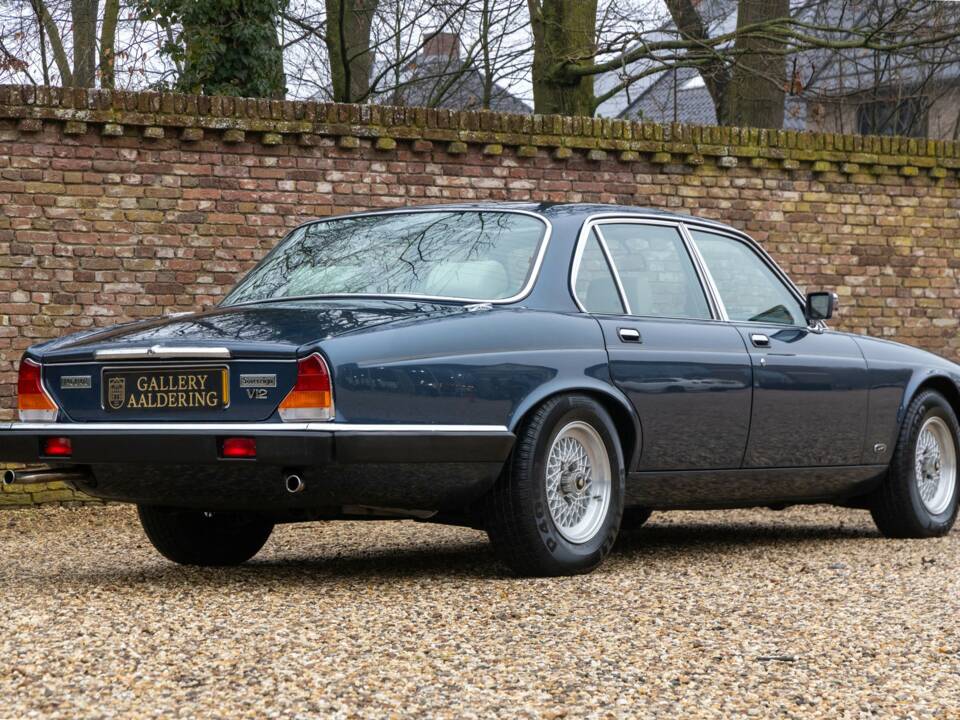 Image 40/50 of Jaguar XJ 12 (1987)