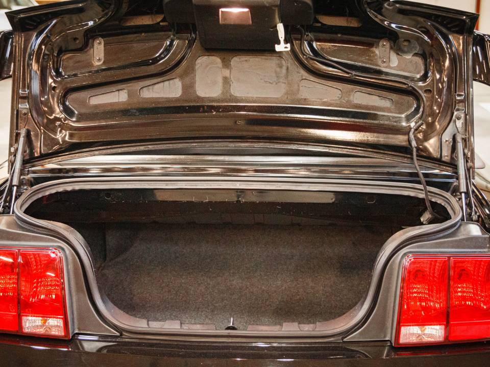 Image 22/49 of Ford Mustang GT (2006)