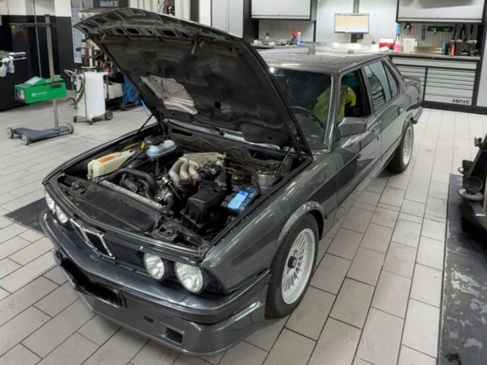 Bild 10/21 von BMW 520i (1987)