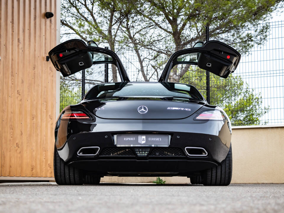 Image 25/50 of Mercedes-Benz SLS AMG GT (2014)