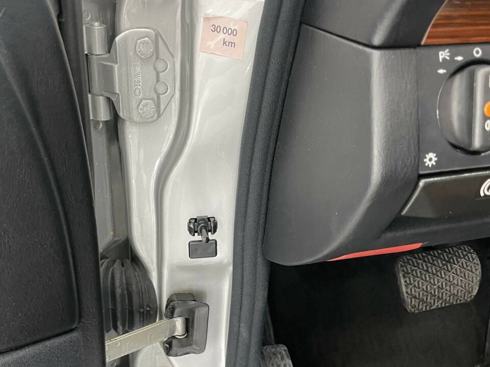 Immagine 14/32 di Mercedes-Benz E 200 (1994)