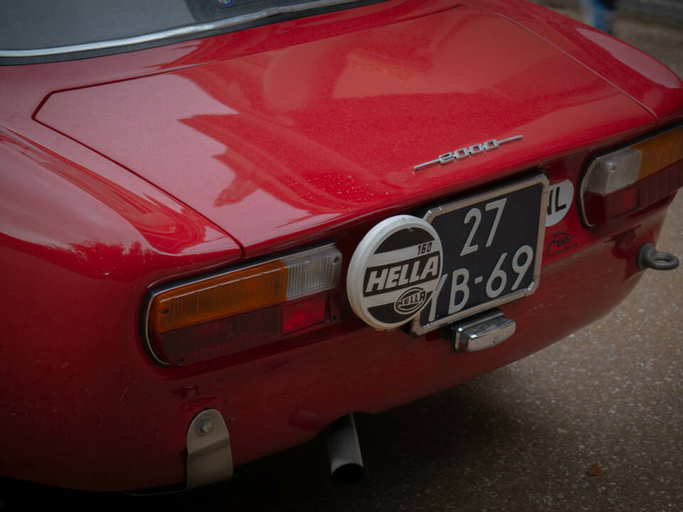 Image 8/27 of Alfa Romeo 2000 GT Veloce (1971)