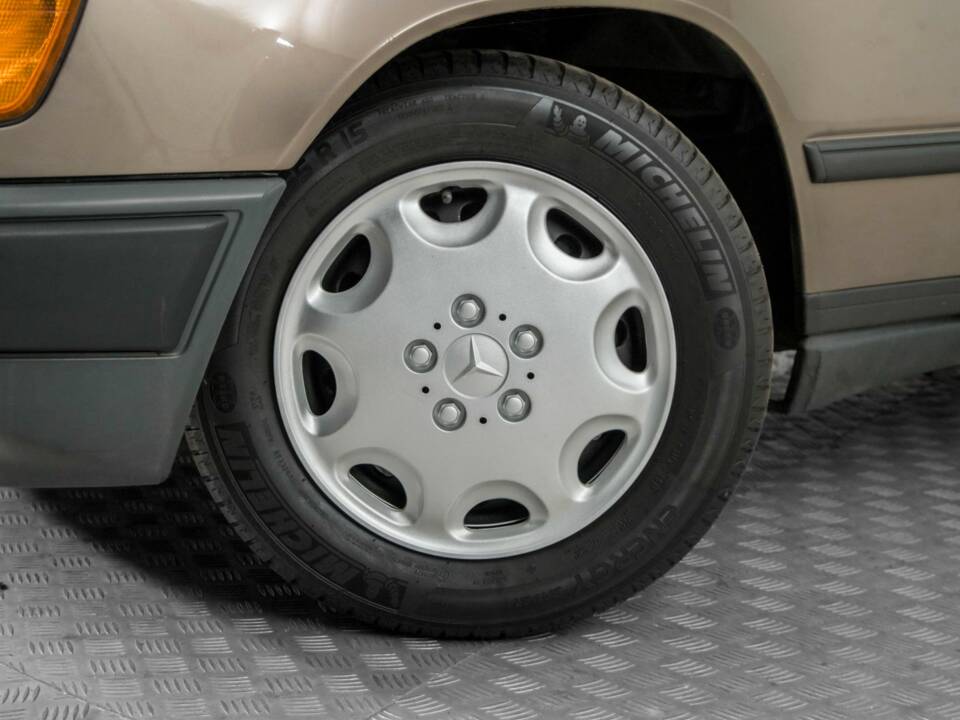 Image 4/50 of Mercedes-Benz 300 TD (1986)