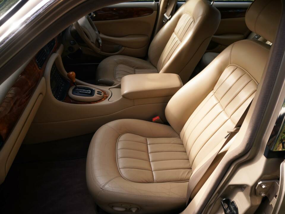 Image 12/19 of Jaguar XJ 8 Sovereign (1999)
