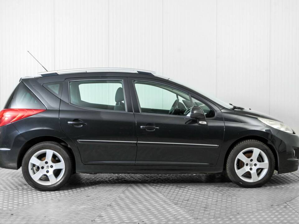 Bild 10/23 von Peugeot 207 1.6 VTi SW (2010)