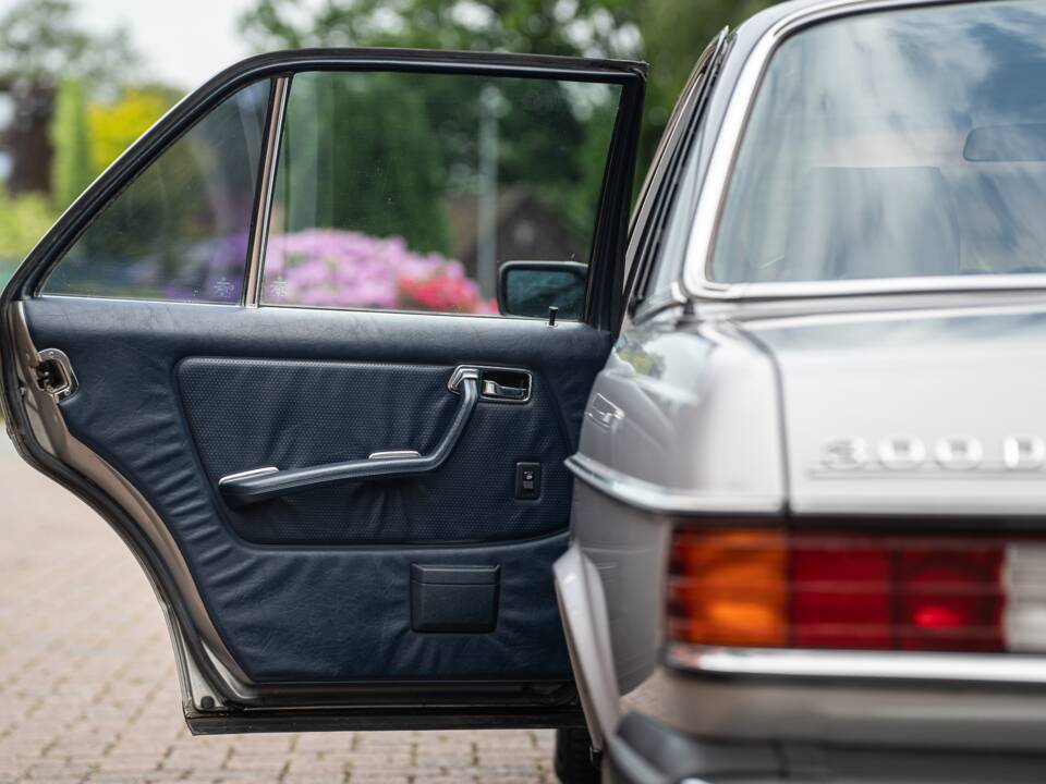 Bild 55/83 von Mercedes-Benz 300 D Turbodiesel (1983)