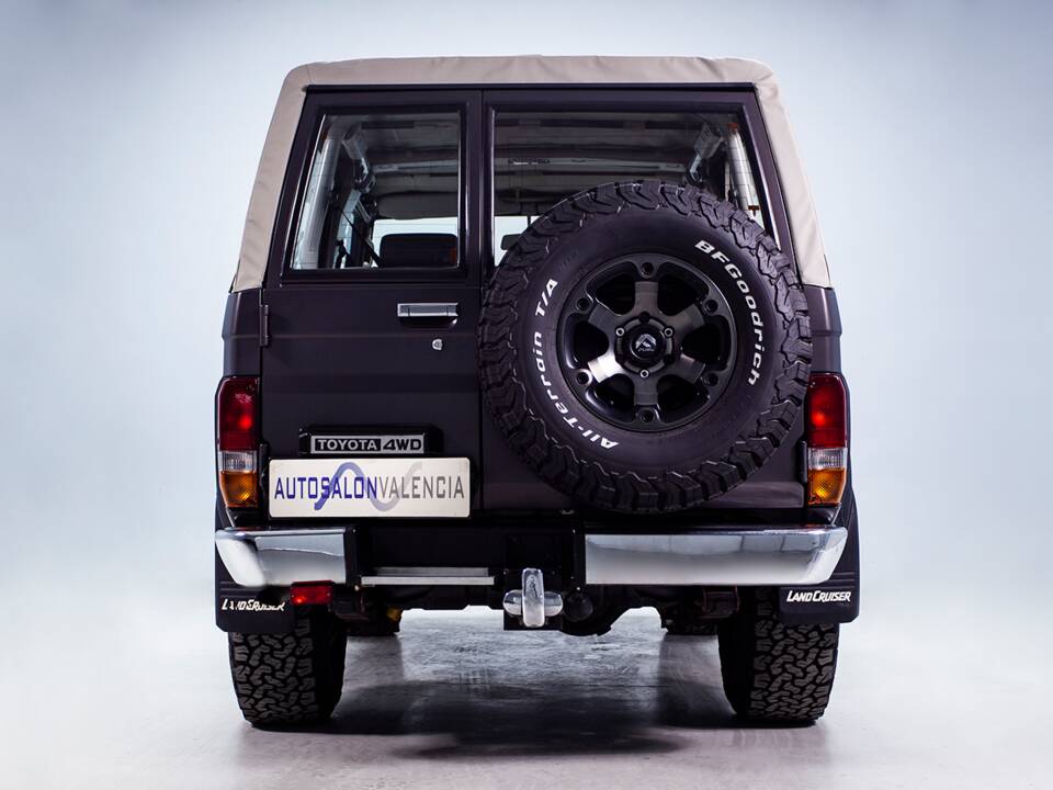 Image 9/42 of Toyota Land Cruiser FJ 62 (1985)