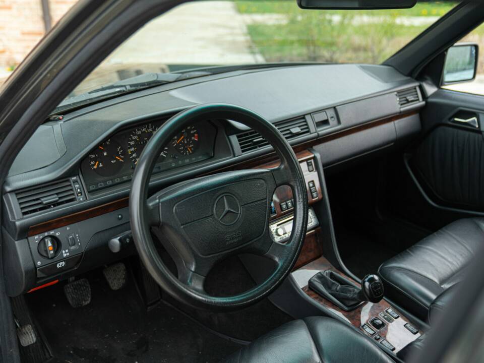 Image 28/49 of Mercedes-Benz 320 E (1993)