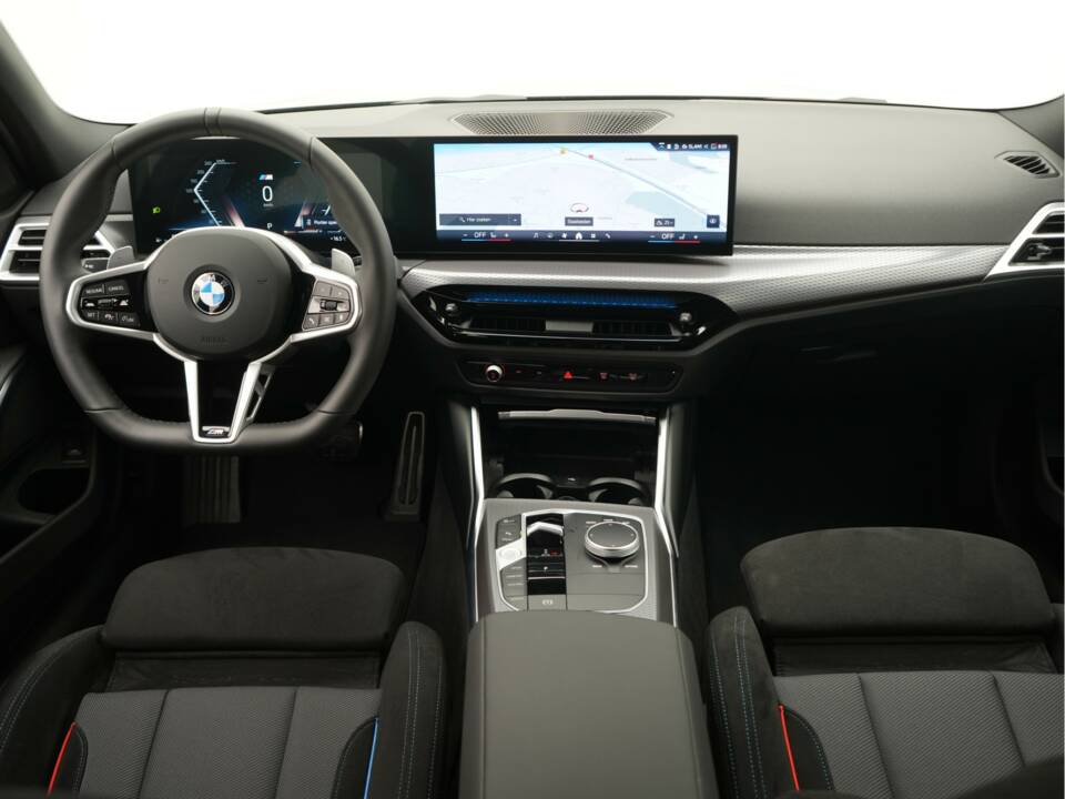 Image 5/50 of BMW 330i xDrive Touring (2025)