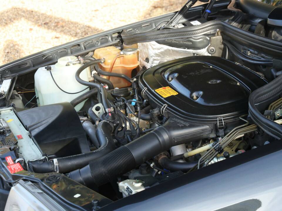 Image 39/50 of Mercedes-Benz 200 E (1992)