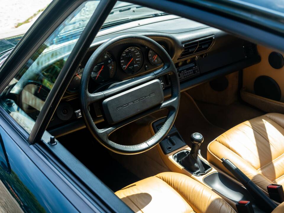Image 14/35 of Porsche 911 Carrera 2 (1990)