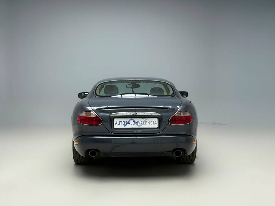 Immagine 7/21 di Jaguar XK8 4.2 (2004)