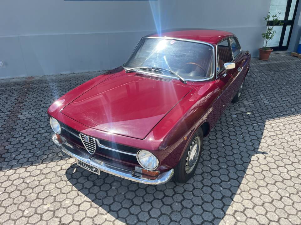Image 9/17 de Alfa Romeo Giulia GT 1300 Junior (1972)