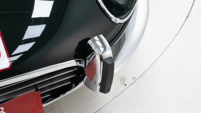 Image 13/15 de Jaguar Type E V12 (2+2) (1973)