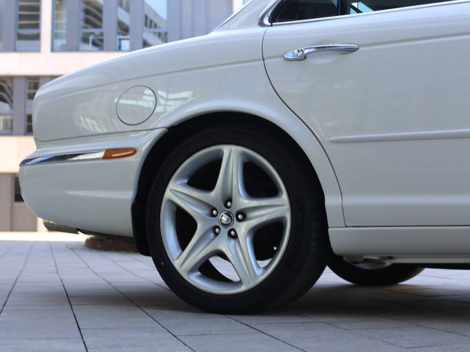 Imagen 13/77 de Jaguar XJ 8 4.2 (2005)