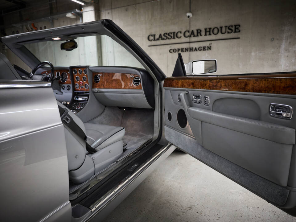 Image 32/77 of Bentley Azure (2001)