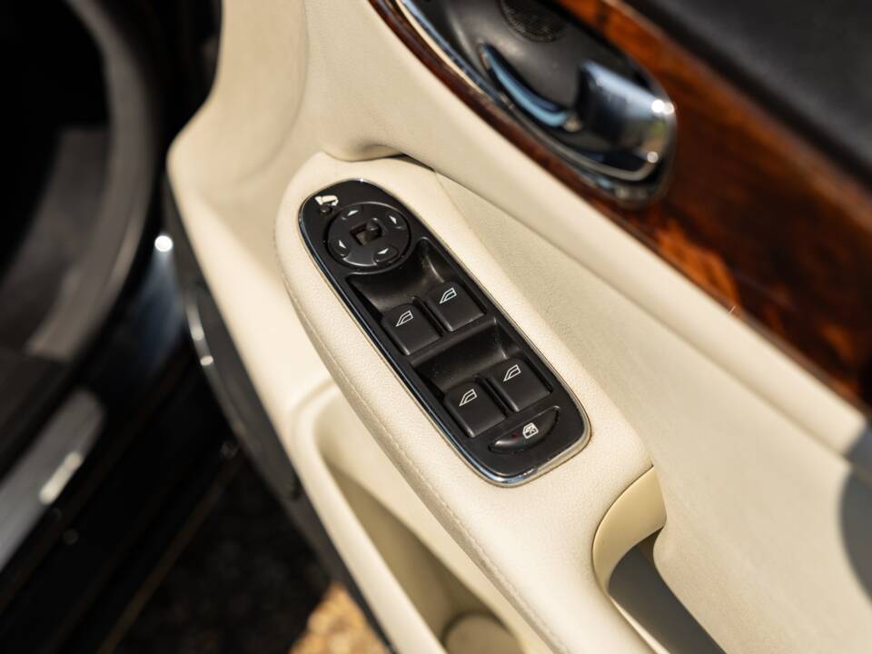 Image 32/43 of Jaguar XJR (2003)
