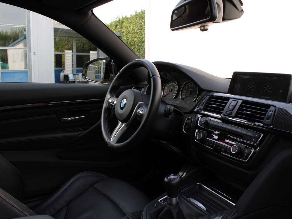 Image 62/98 of BMW M4 (2014)