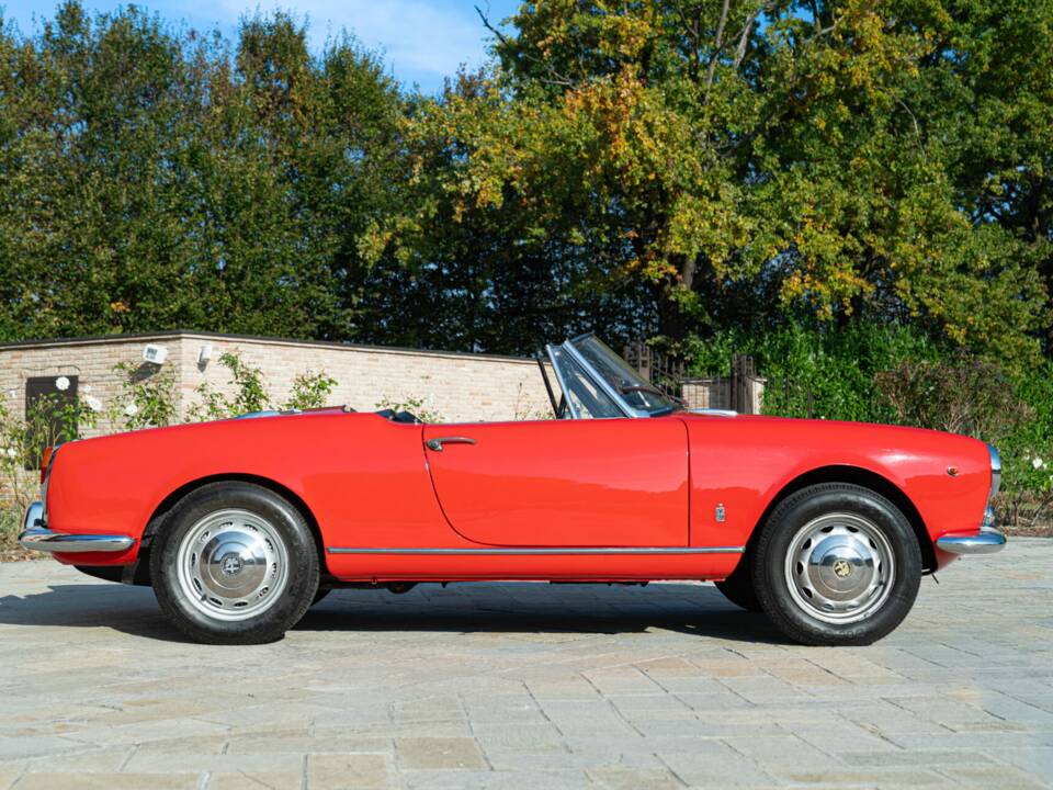 Image 9/50 of Alfa Romeo Giulia 1600 Spider (1964)