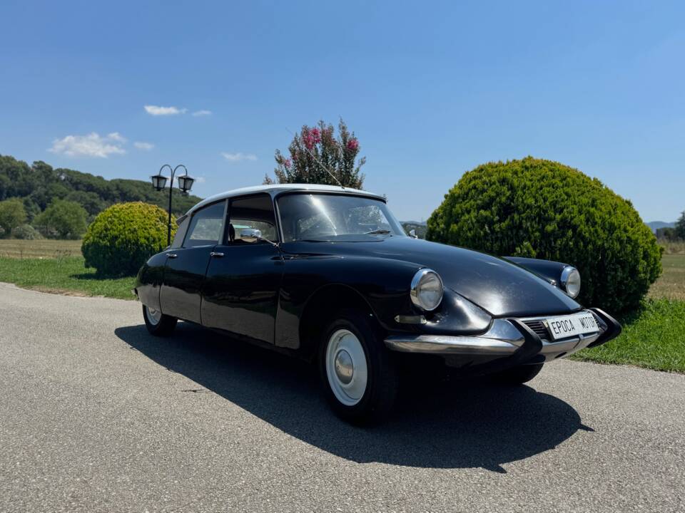 Image 3/29 of Citroën ID 19 (1958)