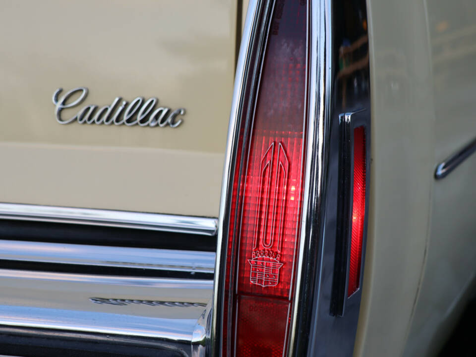 Image 15/50 of Cadillac Coupe DeVille (1977)