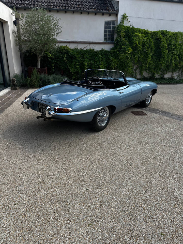 Image 7/13 of Jaguar Type E 4.2 (1966)