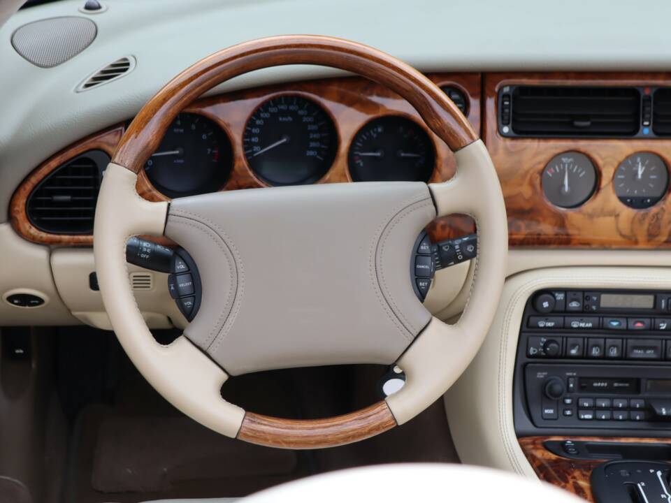 Image 15/50 de Jaguar XK8 4.0 (1997)