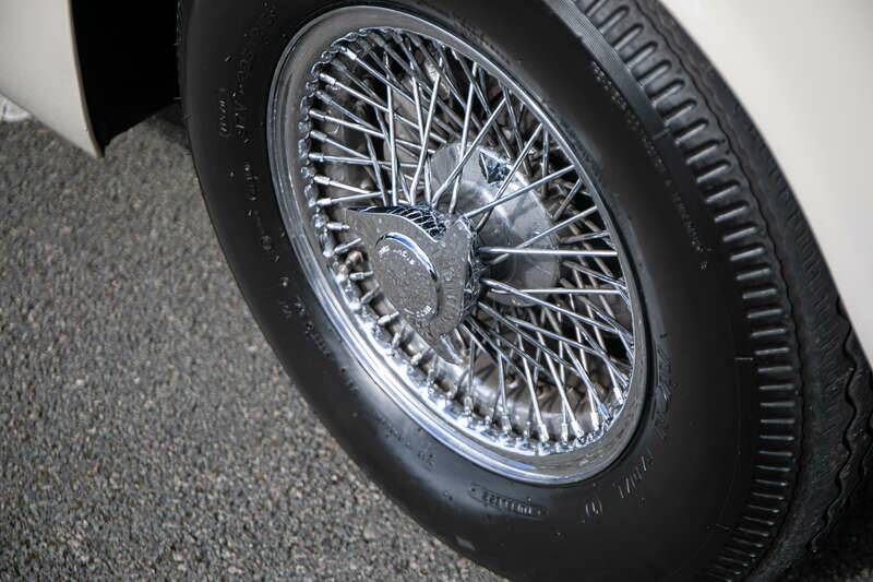 Image 24/38 of Aston Martin DB 6 Mk II Volante (1970)