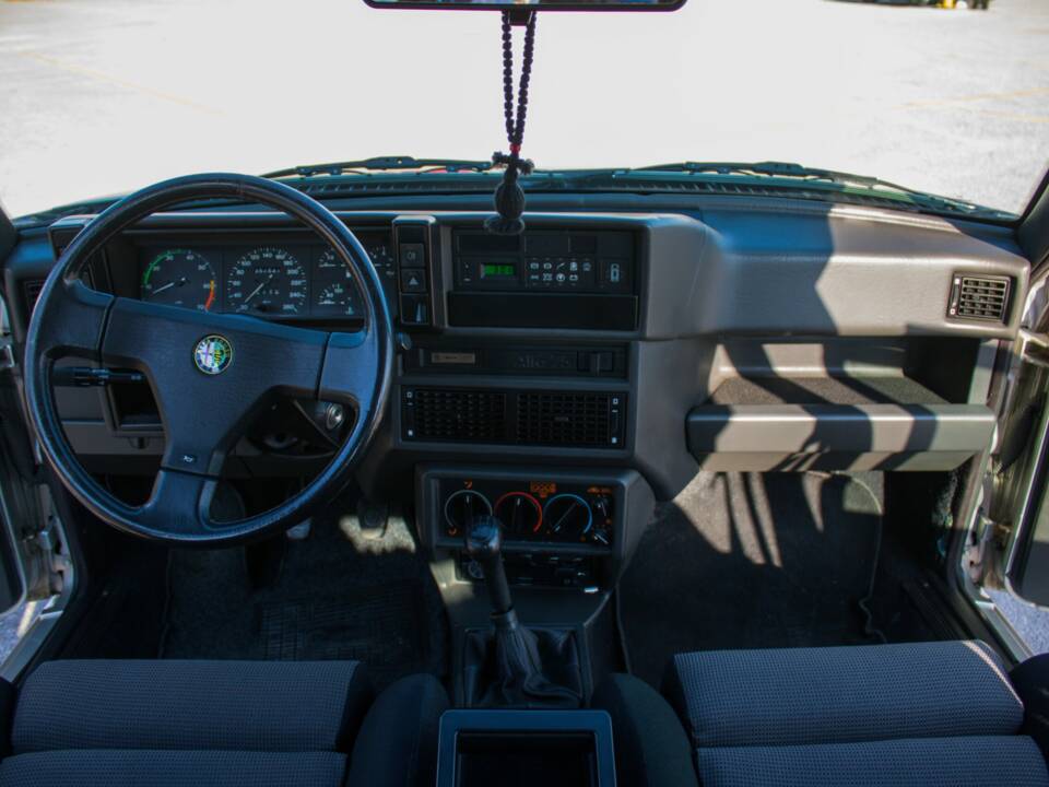 Immagine 5/6 di Alfa Romeo 75 2.0 Twin Spark (1992)