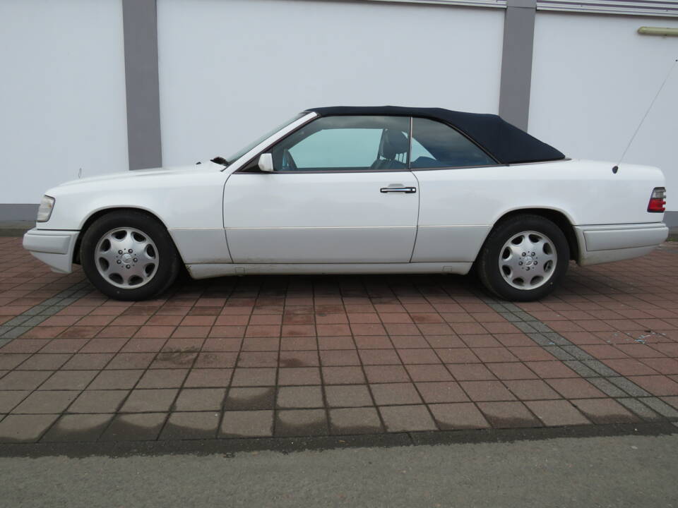 Image 3/5 of Mercedes-Benz E 220 (1994)