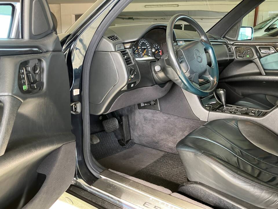 Afbeelding 10/21 van Mercedes-Benz E 50 AMG (1997)