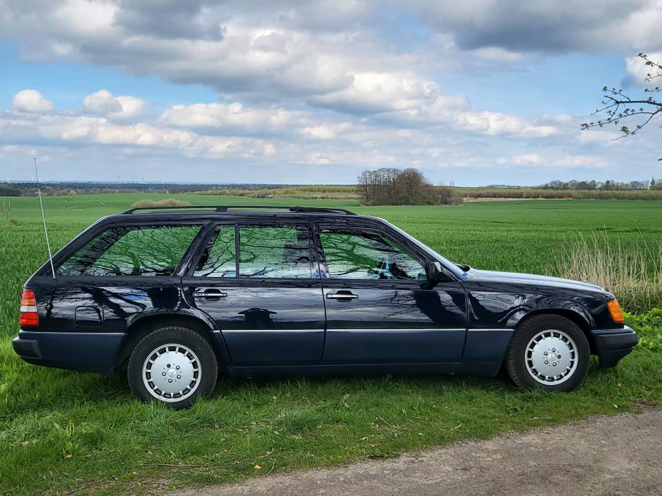 Image 5/47 of Mercedes-Benz 220 TE (1993)