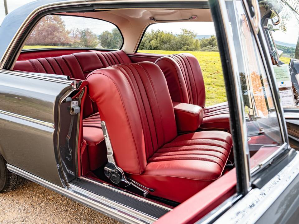 Image 36/86 of Mercedes-Benz 300 SE (1965)