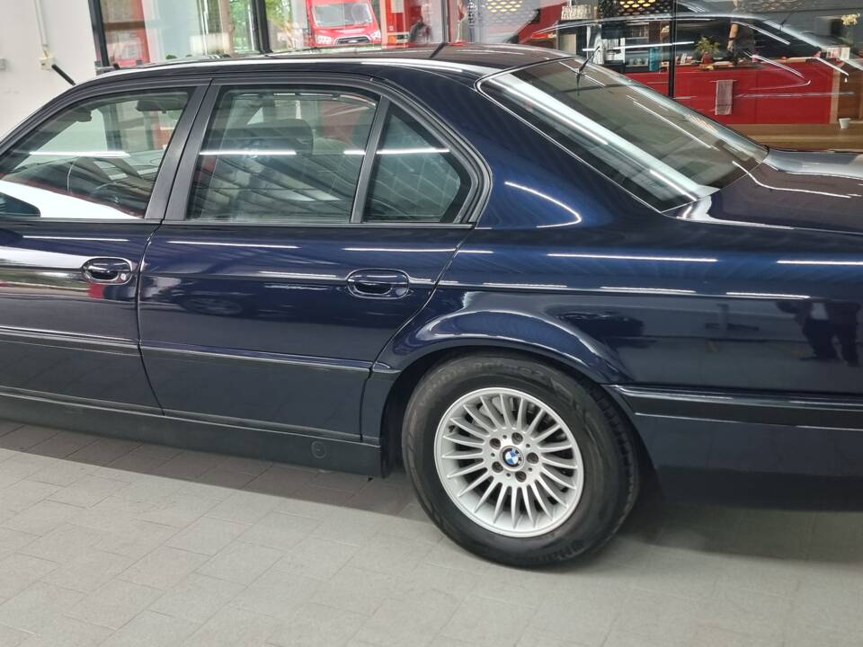 Image 57/58 of BMW 750i (1997)