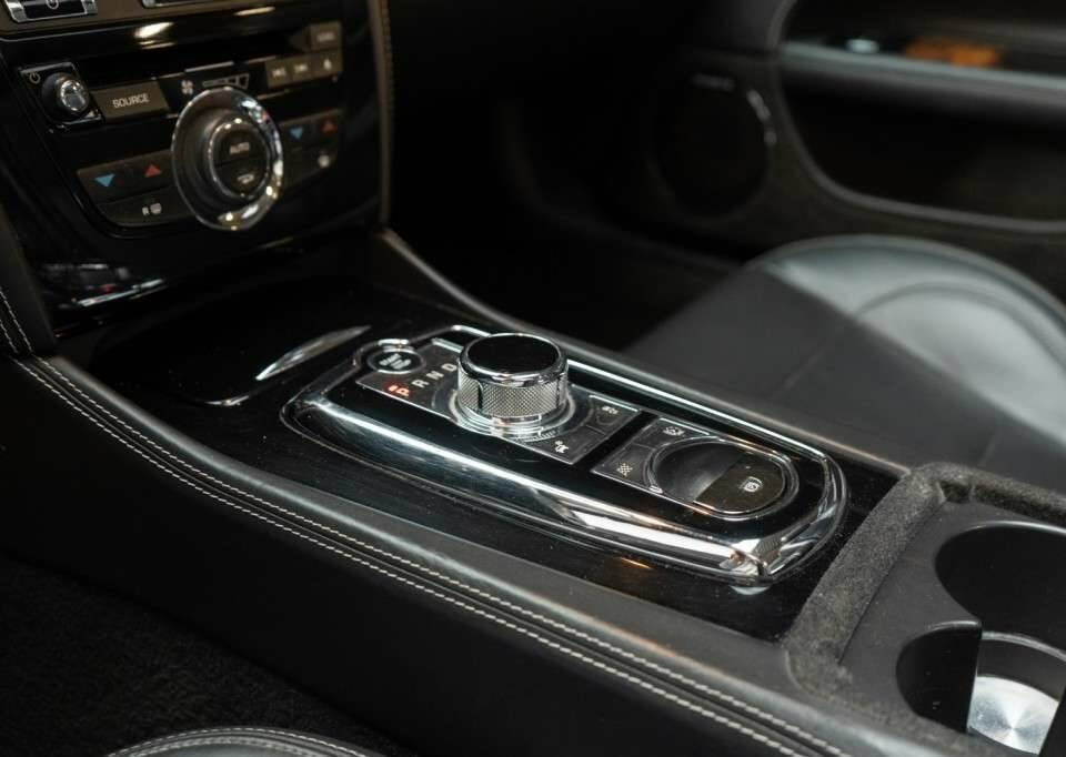 Image 11/50 of Jaguar XKR (2013)